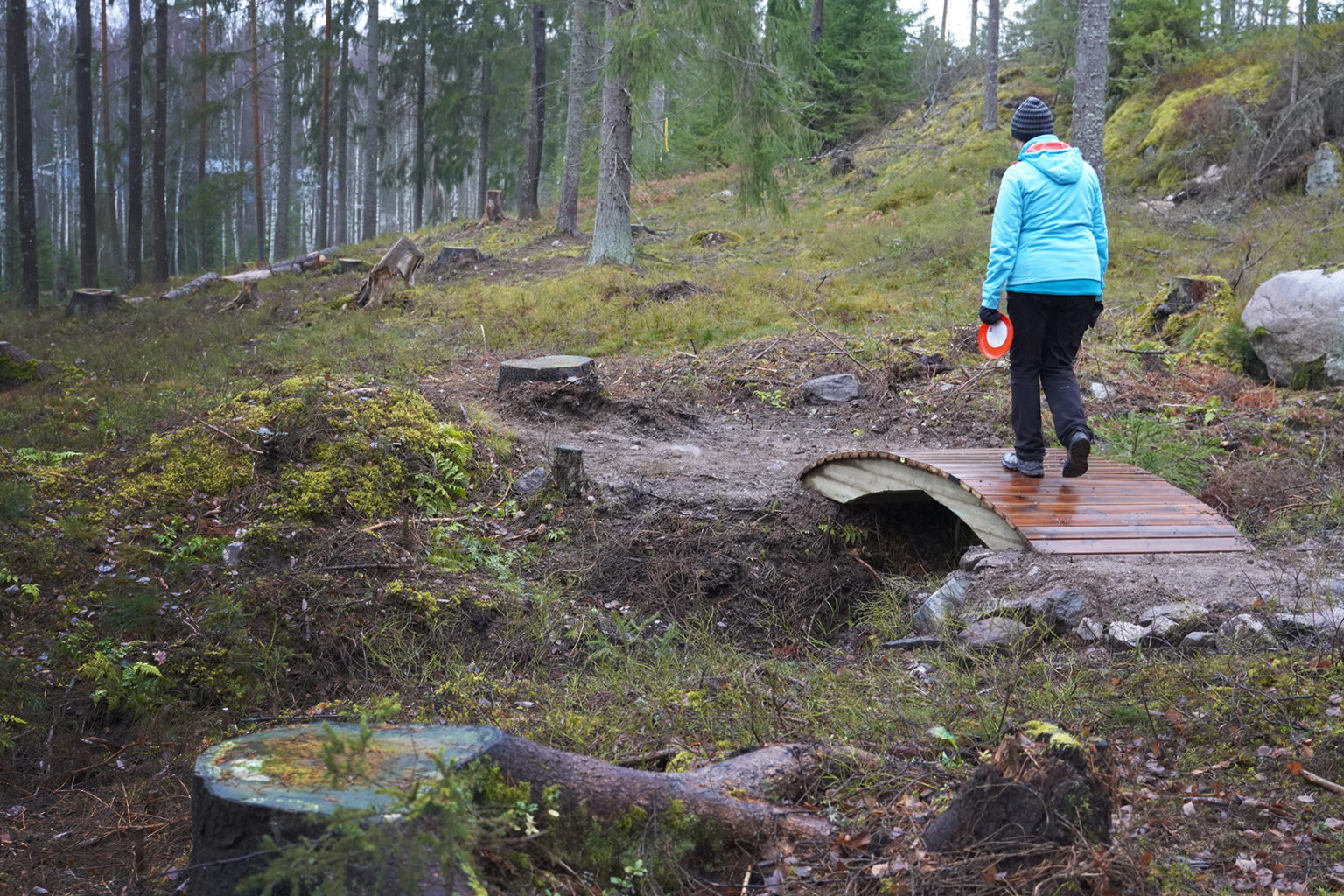 Nainen kävelee frisbeeradalla